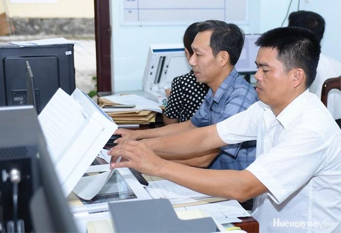 Scan hồ sơ lên hệ thống tại phường Hương Trà.
