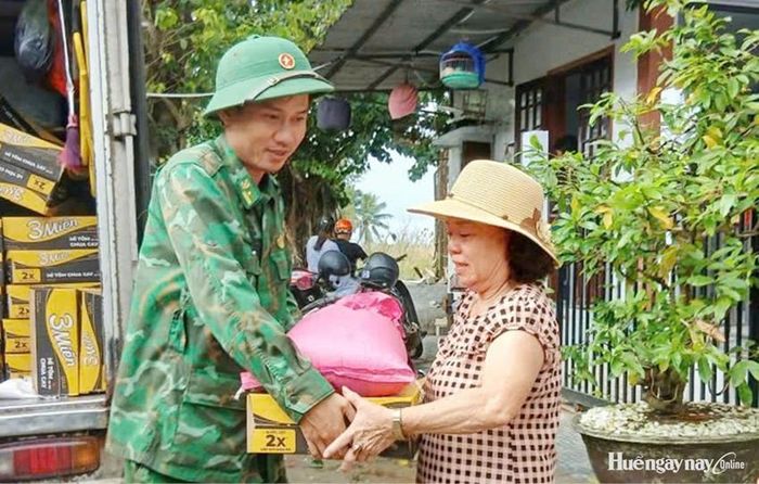 Đồn Biên phòng Phong Hải hỗ trợ người dân vùng xung yếu dự trữ lương thực trong mùa mưa bão.
