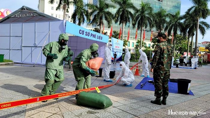 Lực lượng công an, bộ đội tiếp cận hiện trường thu hồi nguồn phóng xạ và kiểm soát nhiễm bẩn phóng xạ.