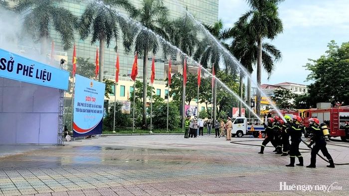 Lực lượng chữa cháy tiếp cận hiện trường xử lý ban đầu tại cơ sở phế liệu gây phát nổ.