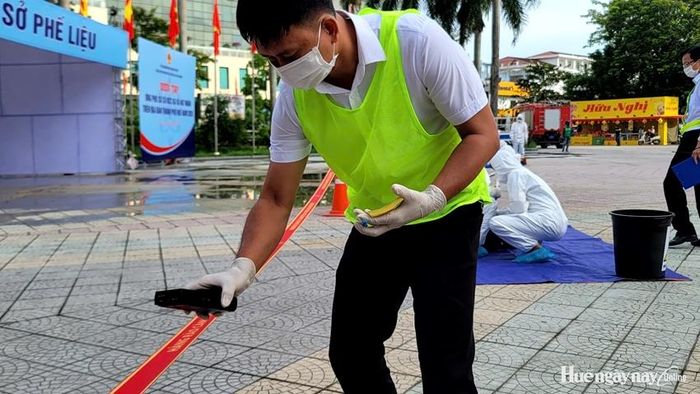 Dò tìm vị trí, xác định nguồn phóng xạ để lực lượng chức năng xử lý.