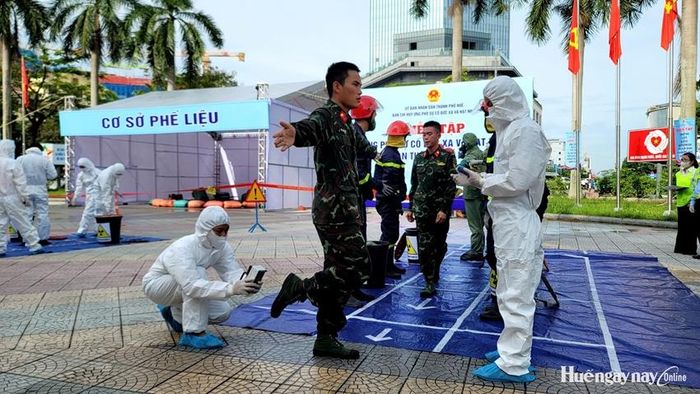 Tiến hành đo, kiểm tra nguy cơ phơi nhiễm phóng xạ sau khi lực lượng chức năng hoàn thành xử lý sự cố.