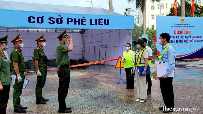 Các lực lượng có mặt tại hiện trường để nắm tình hình, phân công xử lý sự cố bức xạ.