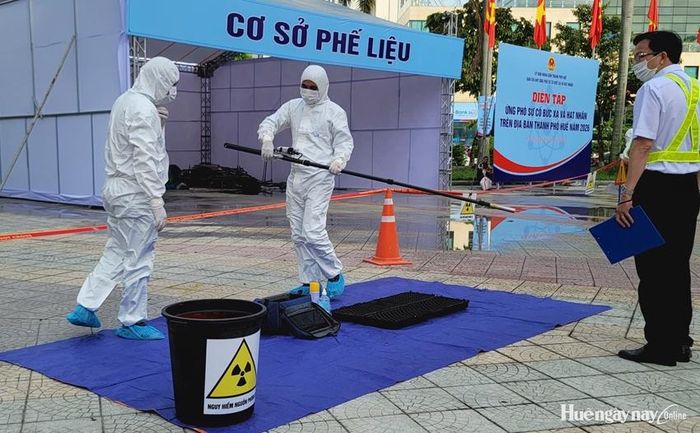 Lực lượng chức năng tiến hành xử lý phóng xạ, kiểm soát nhiễm bẩn phóng xạ.