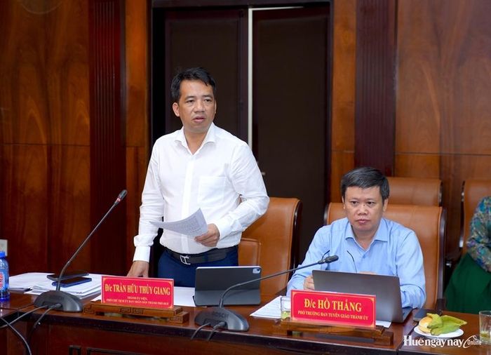 Đồng chí Trần Hữu Thùy Giang trao đổi tại buổi làm việc.