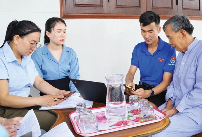 Cán bộ lãnh đạo phường, TDP đến tận hộ dân để nắm bắt, trao đổi thông tin. 