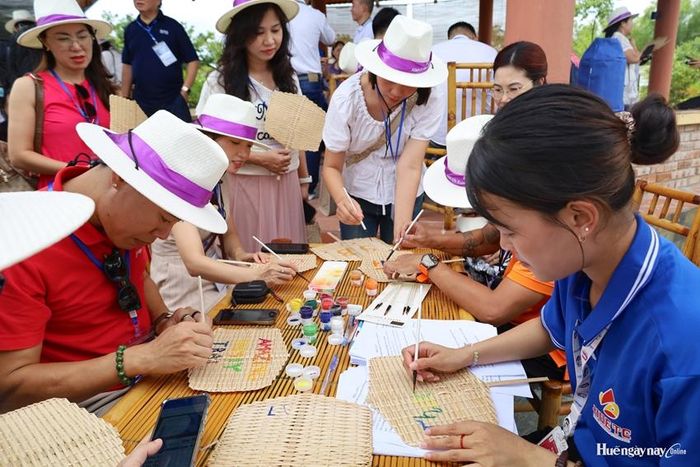 Đại diện các đơn vị lữ hành trải nghiệm làm sản phẩm mây tre đan tại chương trình famtrip.