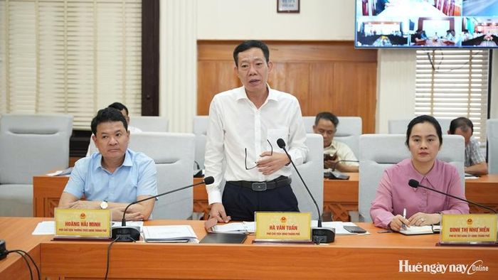 Phó Chủ tịch UBND thành phố Hà Văn Tuấn phát biểu tại phiên họp.