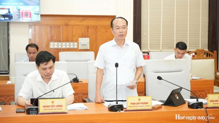 UVTV Thành ủy, Trưởng ban Quản lý các Khu Kinh tế, công nghiệp thành phố Phan Quý Phương phát biểu tại phiên họp.