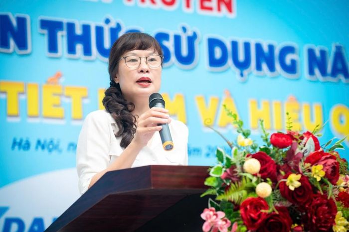 Cô Trần Thúy Hòa - Bí thư Đảng bộ, Hiệu trưởng Trường Tiểu học Khương Thượng phát biểu tại sự kiện.