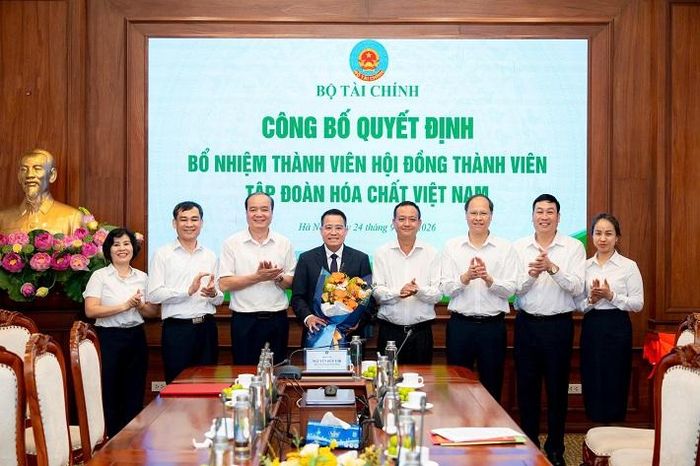 Ban Lãnh đạo Công ty TNHH MTV Apatit Việt Nam trao hoa chúc mừng tân Thành viên HĐTV Vinachem Nguyễn Văn Đông