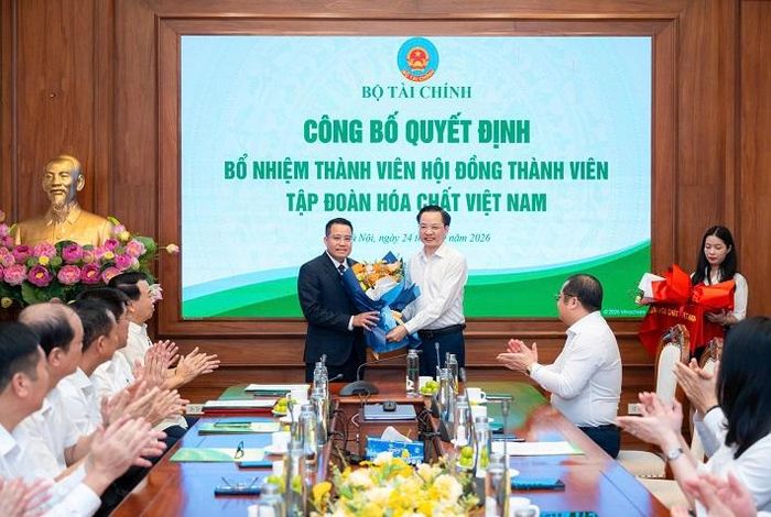 Ông Nguyễn Hữu Tú, Tổng Giám đốc Vinachem, tặng hoa chúc mừng ông Nguyễn Văn Đông được bổ nhiệm Thành viên HĐTV Tập đoàn