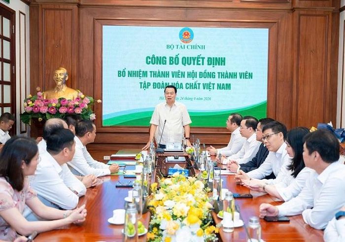 Thứ trưởng Bộ Tài chính Nguyễn Đức Chi giao nhiệm vụ, nhấn mạnh yêu cầu đổi mới tư duy, cách nghĩ, cách làm để đáp ứng các mục tiêu phát triển của Vinachem