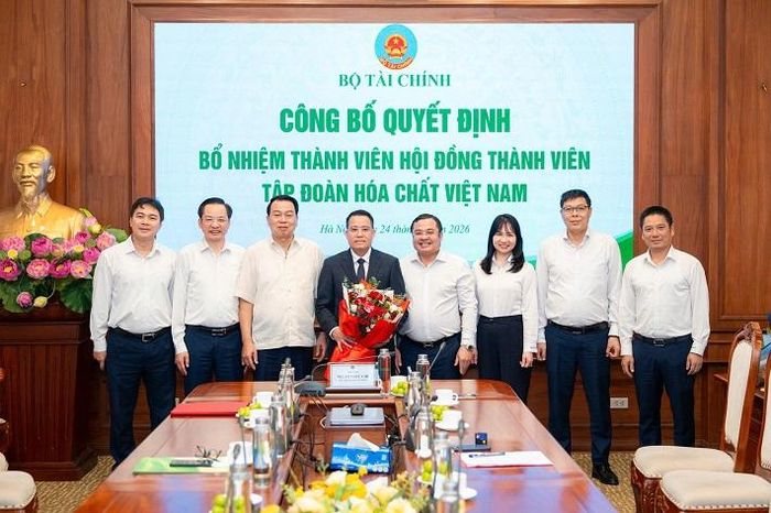 Tập thể HĐTV Vinachem chúc mừng ông Nguyễn Văn Đông tại Lễ công bố quyết định bổ nhiệm