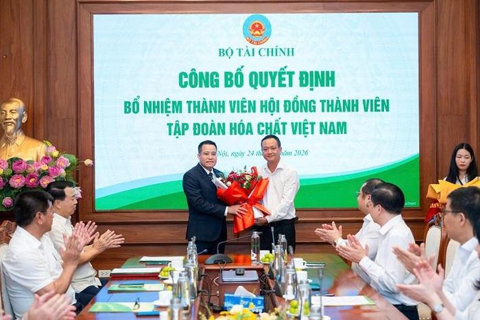 Ông Vũ Hùng Dũng, Tỉnh ủy viên, Bí thư Đảng ủy, Chủ tịch HĐND phường Cam Đường tặng hoa chúc mừng ông Nguyễn Văn Đông