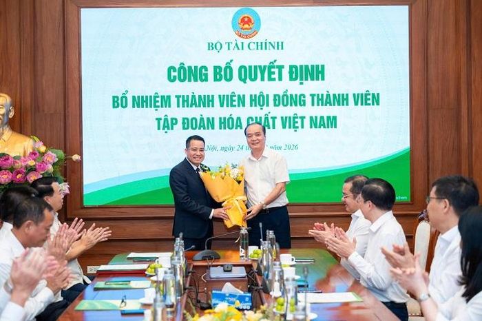 Ông Nguyễn Thanh Hà, Chủ tịch HĐTV Công ty TNHH MTV Apatit Việt Nam, tặng hoa chúc mừng ông Nguyễn Văn Đông trên cương vị mới