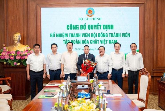Lãnh đạo Bộ Tài chính, Vinachem và địa phương tặng hoa chúc mừng ông Nguyễn Văn Đông được bổ nhiệm Thành viên HĐTV Tập đoàn