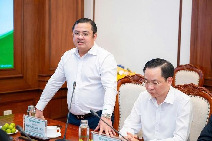 Chủ tịch HĐTV Vinachem Phùng Quang Hiệp tin tưởng ông Nguyễn Văn Đông tiếp tục phát huy kinh nghiệm thực tiễn, cùng tập thể lãnh đạo giữ vững tinh thần đoàn kết và thực hiện tốt nhiệm vụ được giao