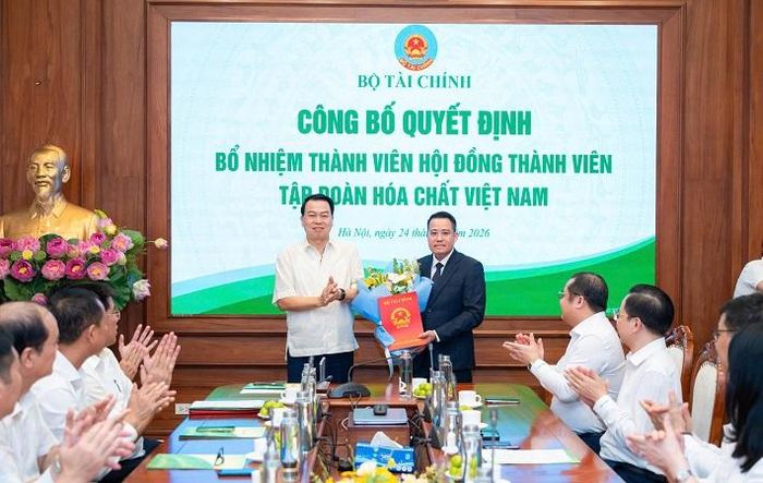 Thứ trưởng Bộ Tài chính Nguyễn Đức Chi trao Quyết định bổ nhiệm ông Nguyễn Văn Đông giữ chức Thành viên HĐTV Tập đoàn Hóa chất Việt Nam