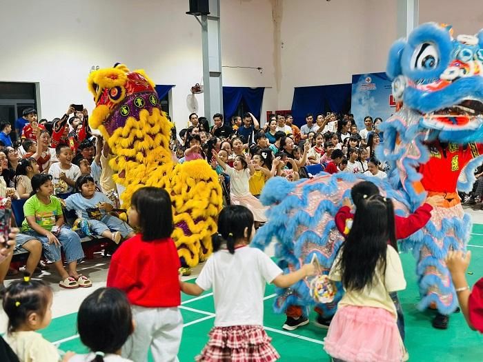 Chương trình mang đến những khoảnh khắc giao lưu vui nhộn, đáng nhớ cho các em nhỏ.