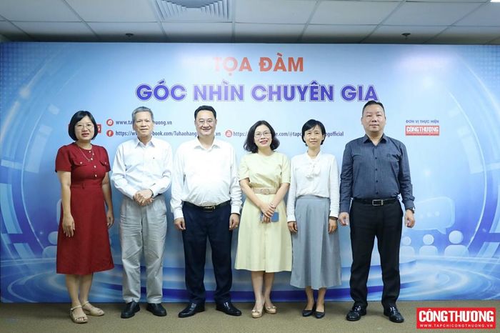 Các diễn giả khách mời tham gia Tọa đàm của Tạp chí Công Thương với chủ đề: "Hoàn thiện thể chế pháp luật về logistics: Gỡ điểm nghẽn, mở không gian phát triển"