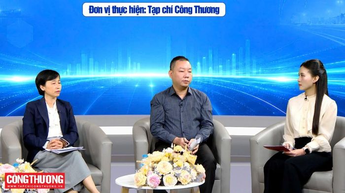Các khách mời trao đổi tại Tọa đàm.