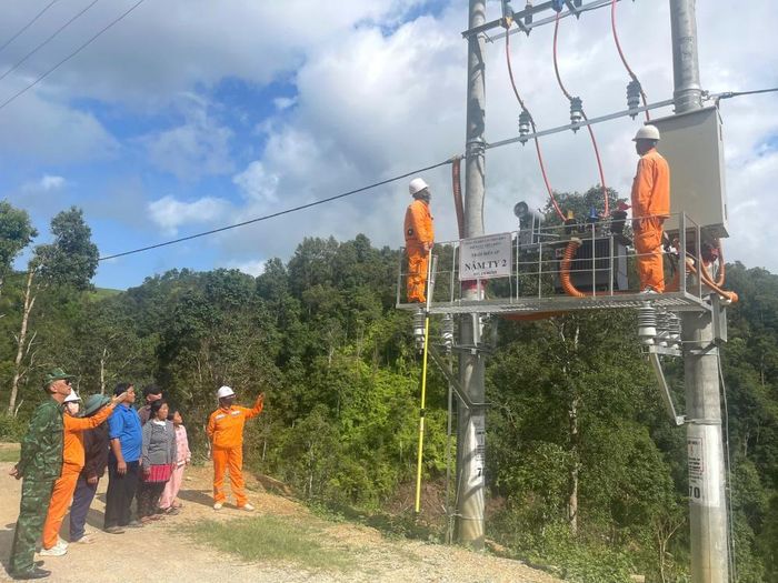  Công nhân Điện lực Điện Biên thực hiện đóng điện Trạm biến áp Nậm Ty 2, xã Thanh Nưa, tỉnh Điện Biên. Ảnh: PC Điện Biên. 