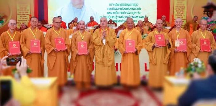 Chư tôn đức Ban Điều phối và Hợp tác Phật giáo VN tại Lào nhận quyết định chuẩn y nhân sự