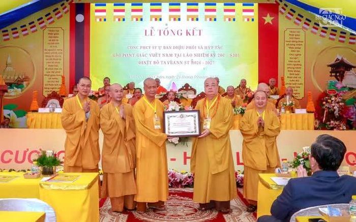 Chư tôn đức Ban Điều phối và Hợp tác Phật giáo VN tại Lào nhận Bằng tuyên dương công đức của Trung ương GHPGVN