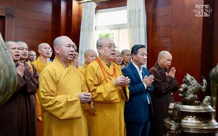 Chư tôn đức Trung ương GHPGVN cùng Đại sứ Nguyễn Minh Tâm thắp hương tưởng niệm Chủ tịch Hồ Chí Minh tại trụ sở Đại sự quán Việt Nam tại Lào