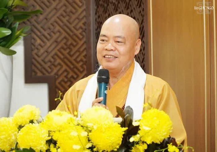 Thượng tọa Thích Thanh Phong bày tỏ vinh dự, lòng biết ơn và hoan hỷ khi đón nhận giải thưởng Người thắp sáng Diệu pháp toàn cầu do Đại học Swami Vivekanand Subharti trao tặng