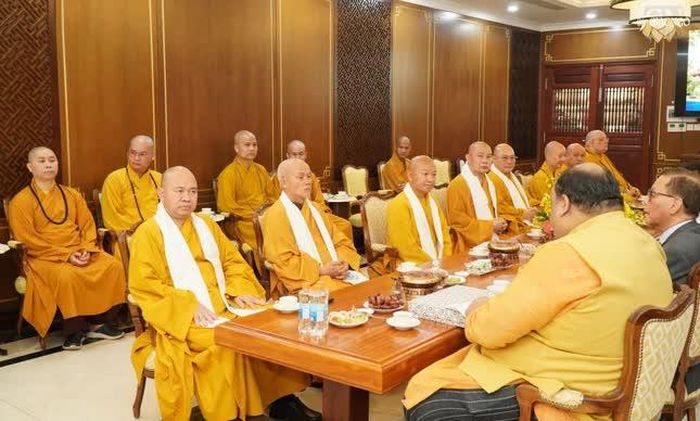 Chư tôn đức tham dự lễ