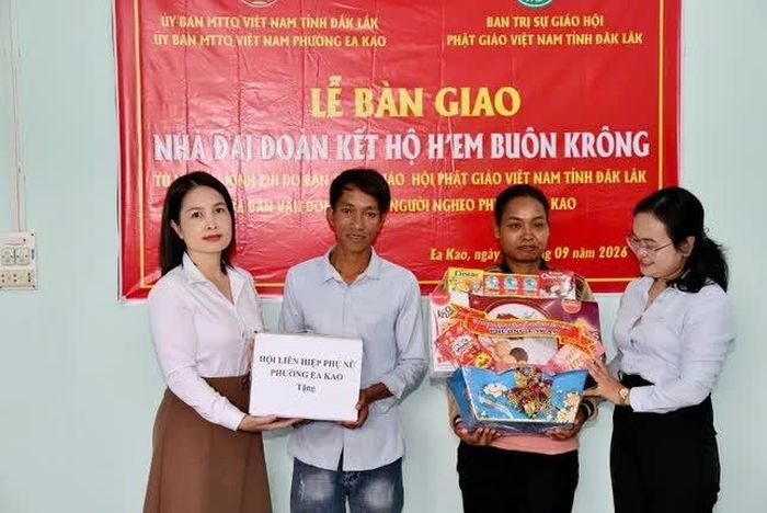 Chính quyền địa phương tặng quà đến gia đình bà H’Em