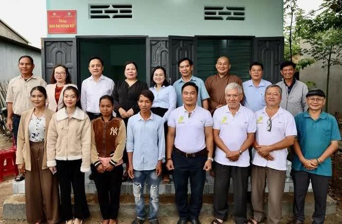 Lưu niệm trước ngôi nhà mới của gia đình bà H’Em