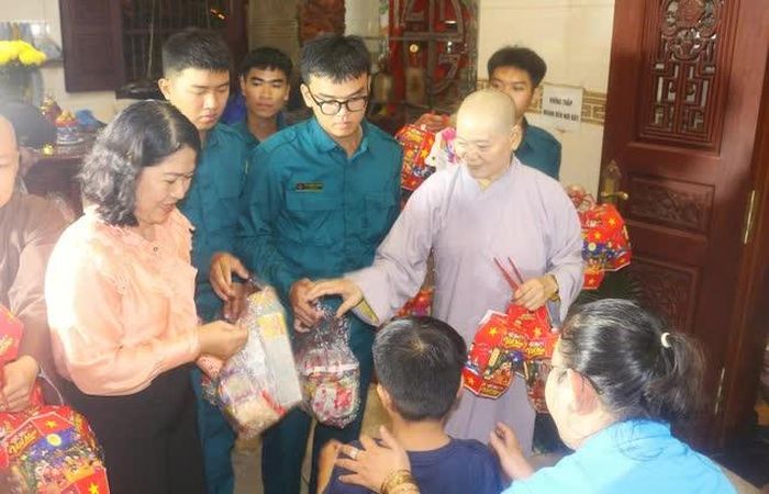 500 phần quà cho các em thiếu nhi trên địa bàn P.Phú Định