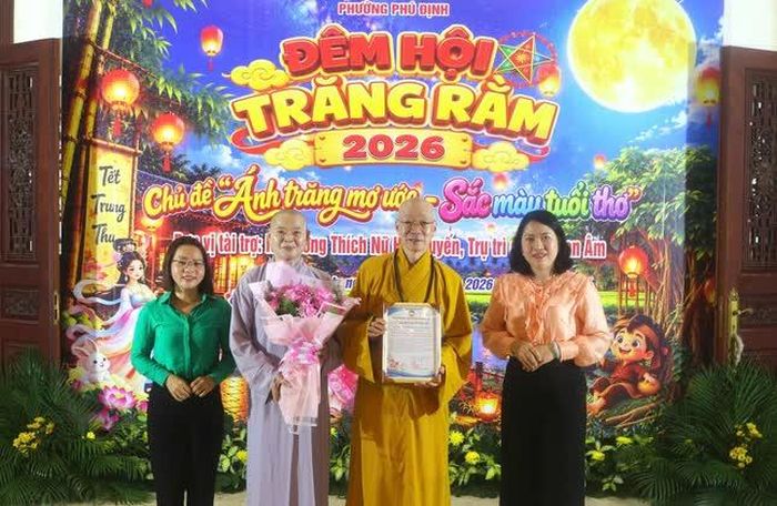 Ủy ban MTTQVN P.Phú Định tặng thư tri ân chư tôn đức chùa Quan Âm hỗ trợ 50 triệu đồng đến quỹ “Vì tuyến đầu Tổ Quốc, vì biển đảo Quê hương” địa phương