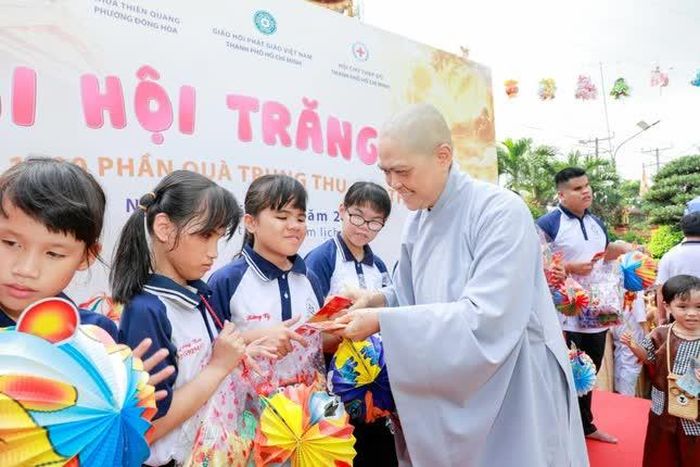 Ni sư trụ trì chùa Thiên Quang trao quà trung thu đến các em