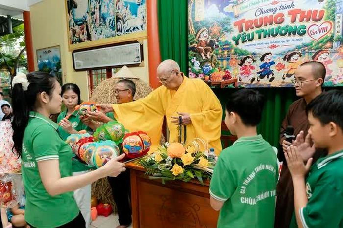 Thượng tọa Thích Tâm Nguyên, viện chủ chùa Chánh Thiên trao quà trung thu đến các em
