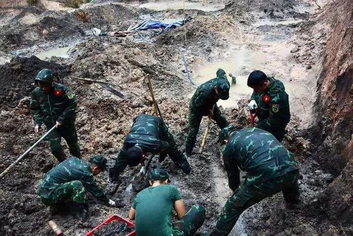 Công tác tìm kiếm hài cốt liệt sĩ ở Công viên Lê Thị Riêng vẫn tiếp tục một cách cẩn trọng, dù thời tiết mưa bất lợi