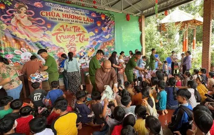 Trao quà trung thu tại xã Bù Gia Mập