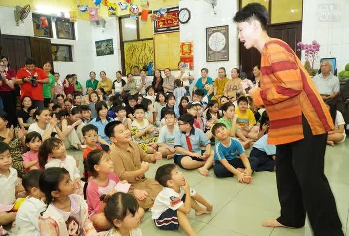 Xem văn nghệ và giao lưu cùng chú Cuội