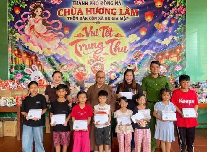 Trao các suất học bổng