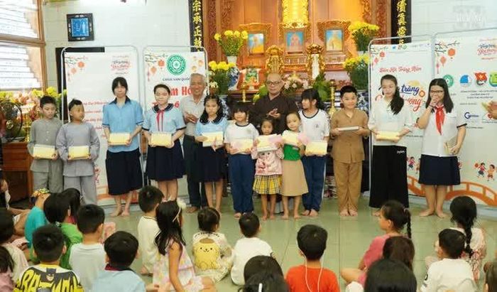 Đại đức Thích Thiện Châu trao các suất học bổng đến các em