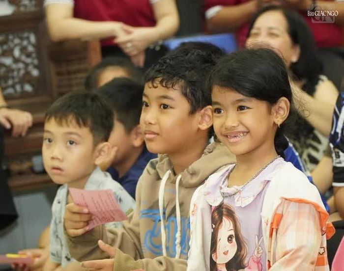 Các em nhỏ thích thú trong Đêm Trung thu