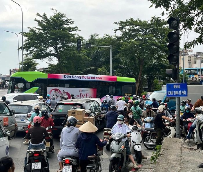 Đường đê Long Biên - Xuân Quan tạm đóng ban đêm để thi công cầu Trần Hưng Đạo từ ngày 25/9. (Ảnh minh họa).