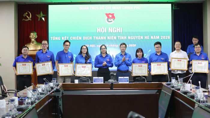 Bí thư Đoàn Thanh niên Chính phủ Bùi Hoàng Tùng, Phó Bí thư Đoàn Thanh niên Chính phủ Đỗ Đức Hạnh trao Bằng khen cho các Đoàn Thanh niên có thành tích xuất sắc trong Chiến dịch hè 2026, trong đó có Đoàn Thanh niên Bộ Xây dựng.