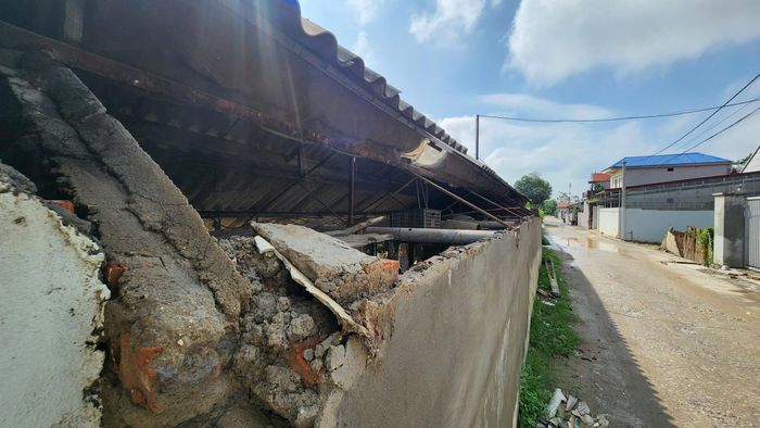 Nhiều hộ gia đình ở xã Đa Phúc tự nguyện tháo dỡ công trình nhà ở, công trình phụ để cho xã làm đường.