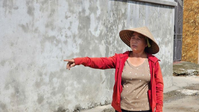 Bà Lam và phần đất dài hàng chục mét được gia đình tự nguyện hiến làm đường nông thôn mới.