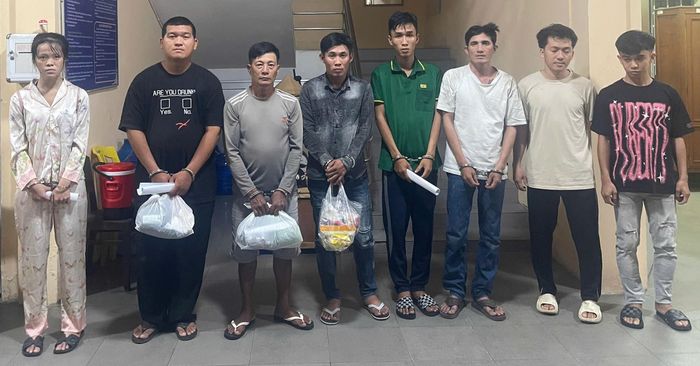 Nhóm đối tượng do Quách Vinh Phương cầm đầu (Phương thứ 3 từ phải sang trái) tại cơ quan công an. (Ảnh: CAVL).