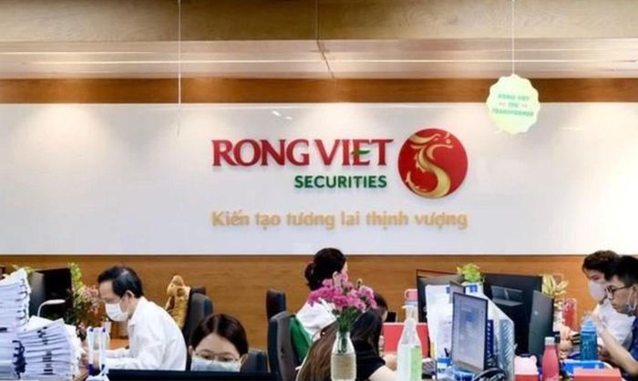 Chứng khoán Rồng Việt bị phạt tổng cộng 712,5 triệu đồng và buộc dừng cung cấp dịch vụ quản lý tài sản bảo đảm đối với cổ phần thế chấp.